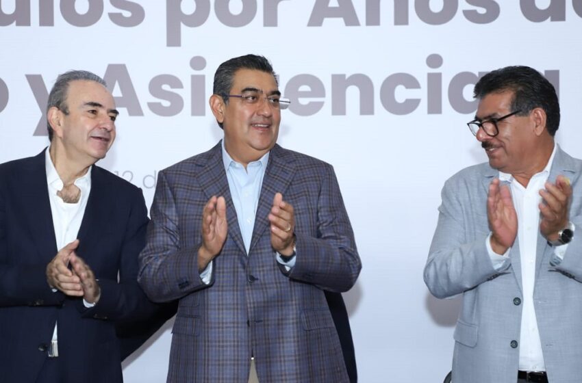  Entrega Sergio Salomón reconocimientos y medallas al personal de apoyo y asistencia a la educación