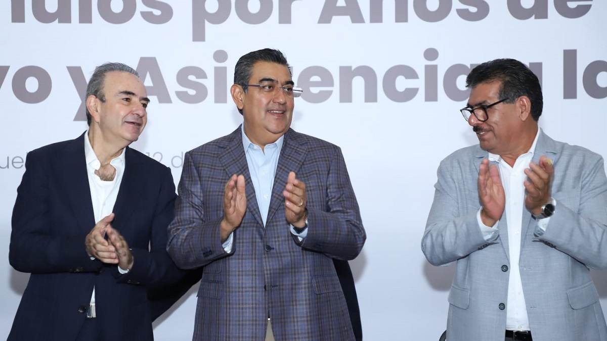 Entrega Sergio Salomón reconocimientos y medallas al personal de apoyo y asistencia a la educación