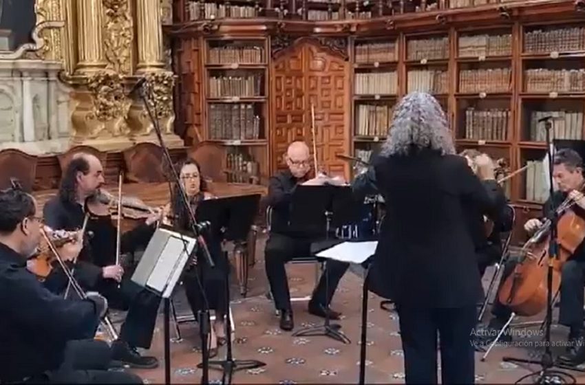  A la luz de las velas: Así fue el concierto de Lizzi Ceniceros en la Biblioteca Palafoxiana