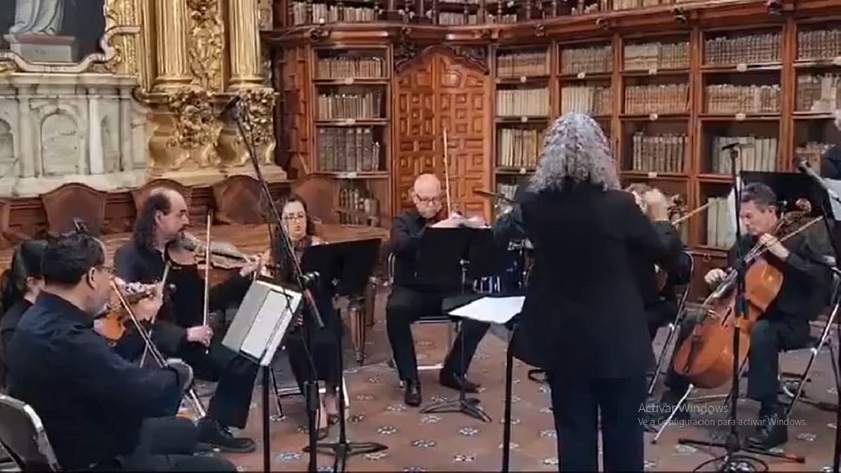 Lizzi Ceniceros en la Biblioteca Palafoxiana