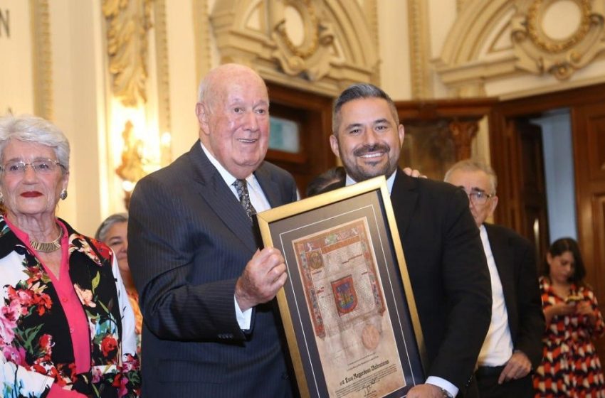  Otorga ayuntamiento de Puebla copia de la cédula real a tres destacados empresarios