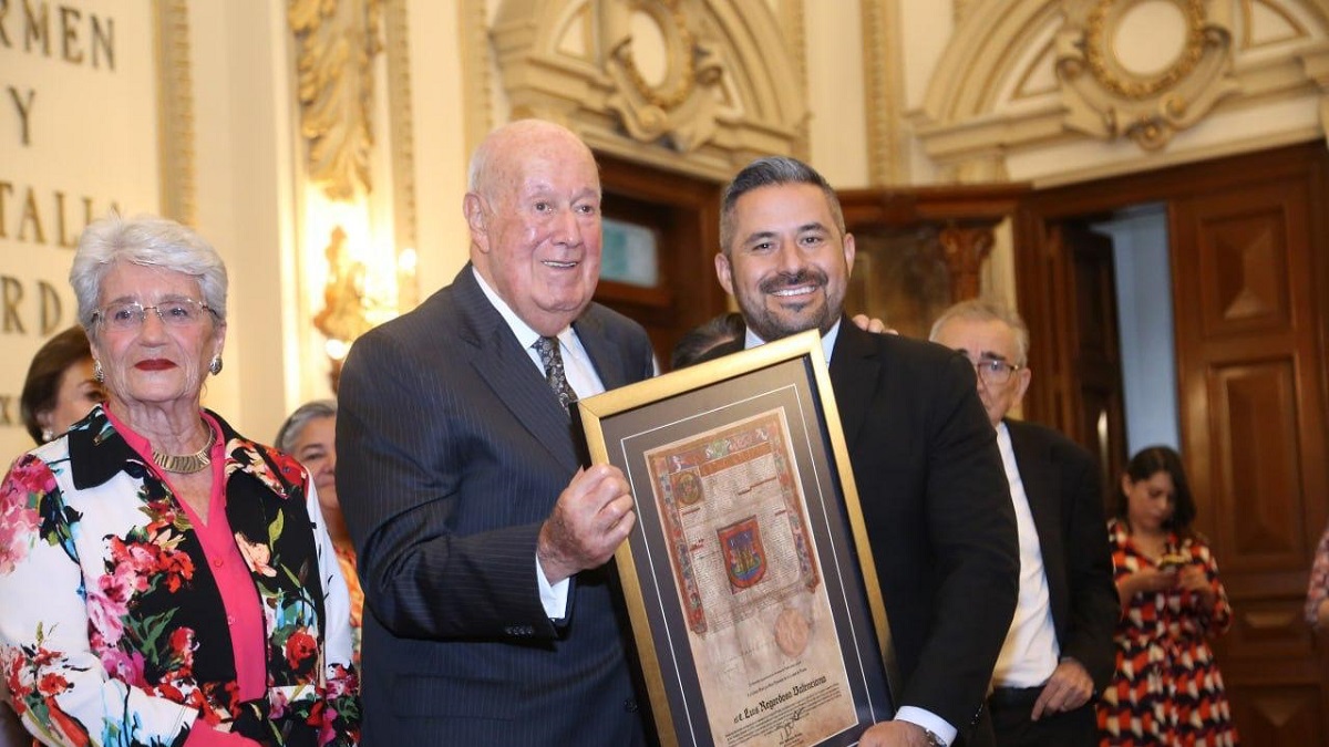 Otorga ayuntamiento de Puebla copia de la cédula real a tres destacados empresarios