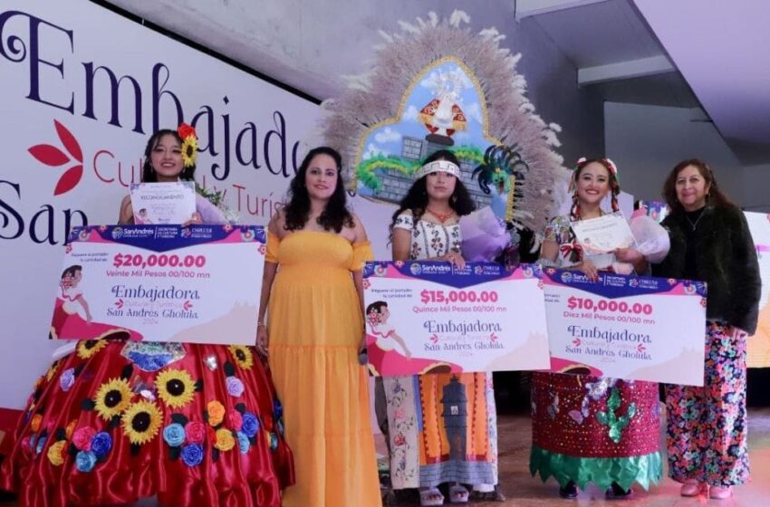  Premia Ayuntamiento a la embajadora cultural y turística de San Andrés Cholula