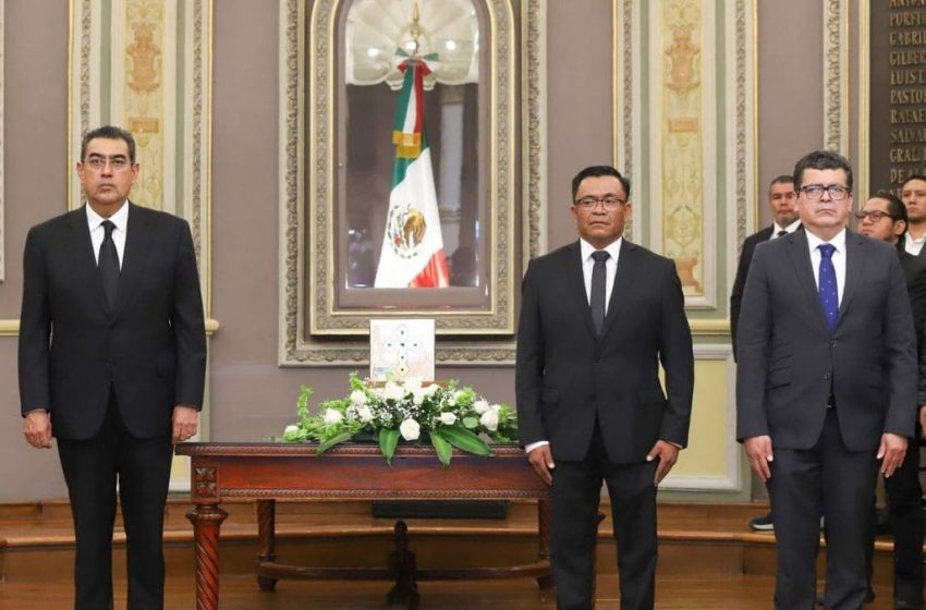  Sergio Salomón acude al homenaje póstumo del diputado Carlos Navarro