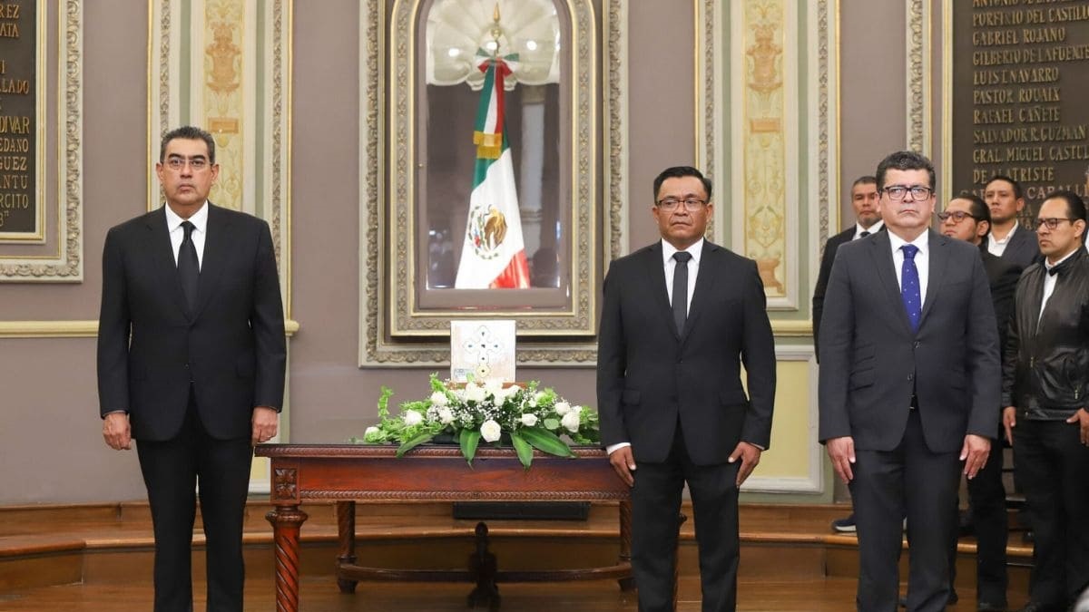 Sergio Salomón acude al homenaje póstumo del diputado Carlos Navarro