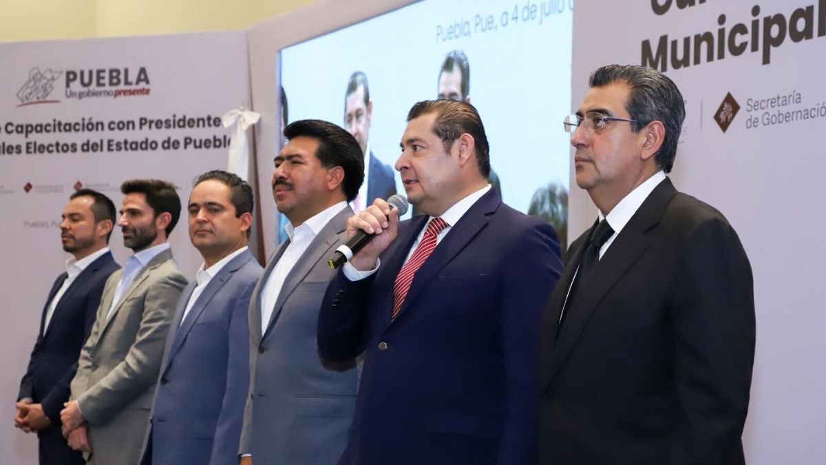 Sergio Salomón preside capacitación a alcaldes electos con Alejandro Armenta