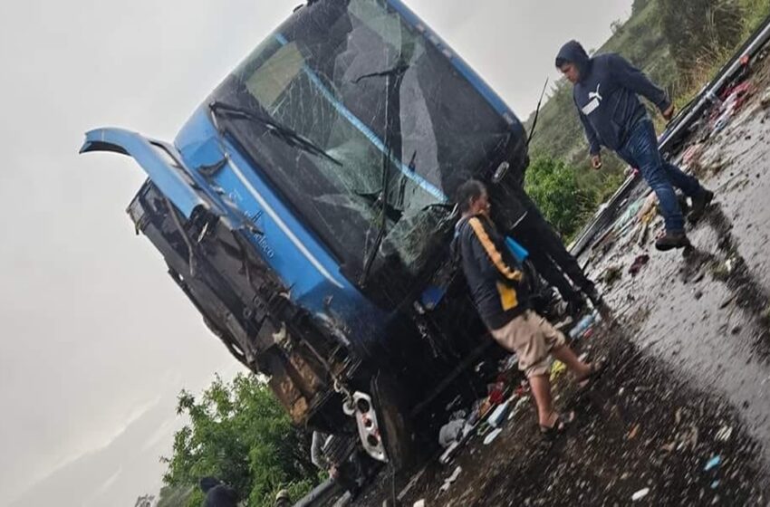 ¡Fuerte accidente en la autopista Atlixcáyotl! Autobús con más de 50 pasajeros vuelca cerca de Chalchihuapan; se reportan varios heridos