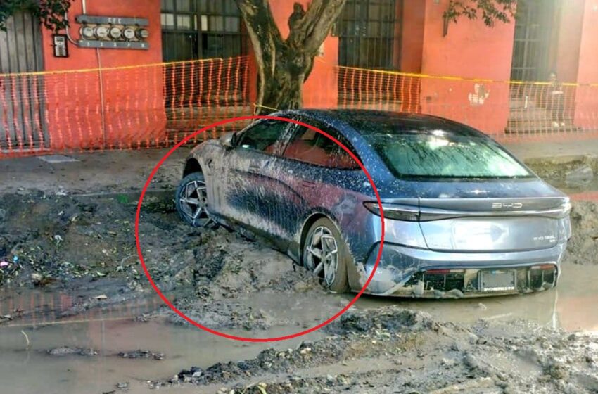  Auto queda atrapado en fango por lluvias en obras del Ayuntamiento en Puebla