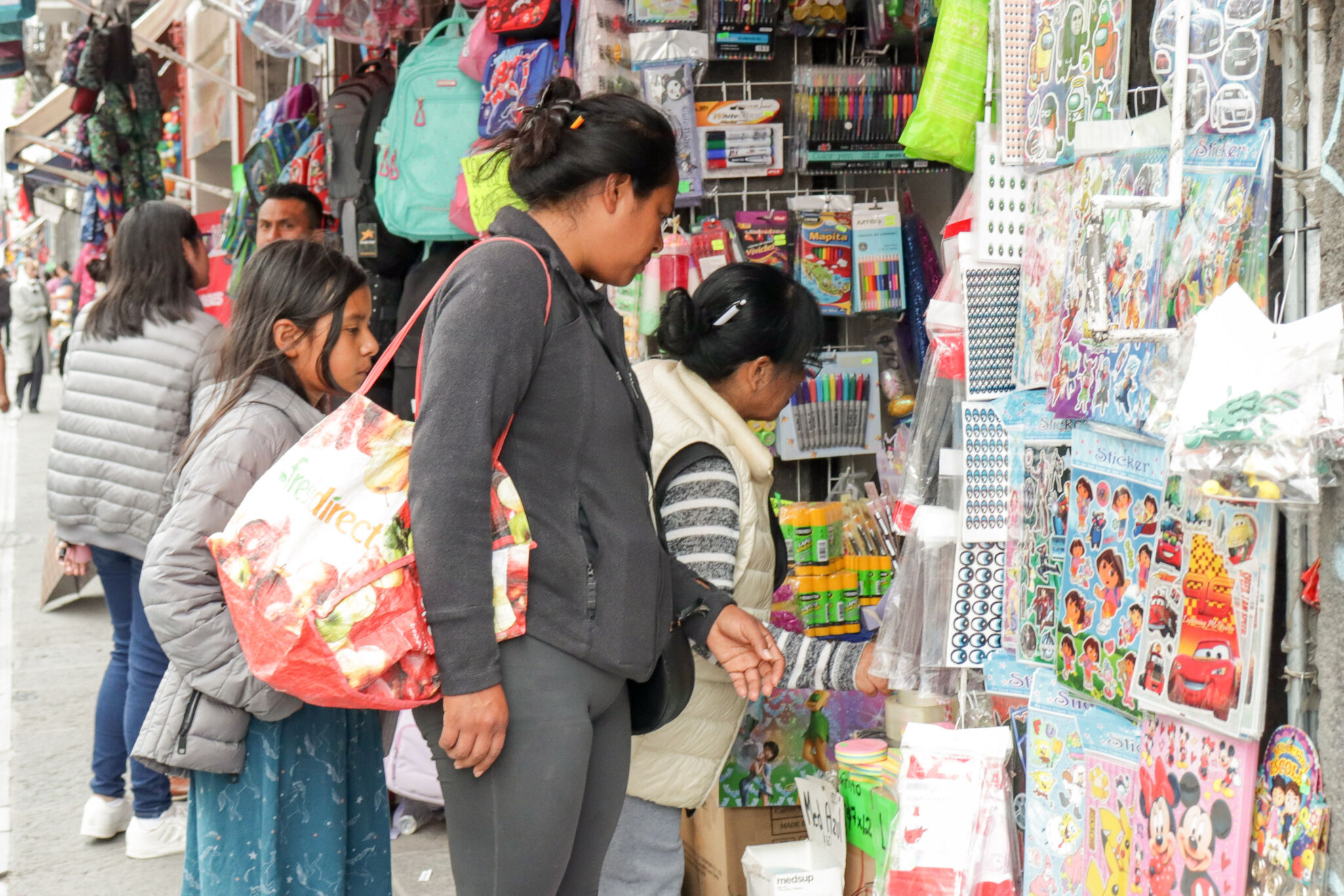 Abarrotan las papelerías en Puebla por compras de último momento
