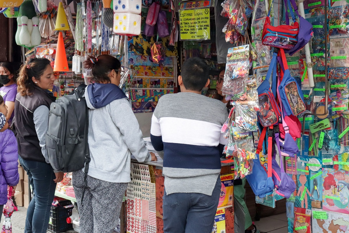 Abarrotan las papelerías en Puebla por compras de último momento