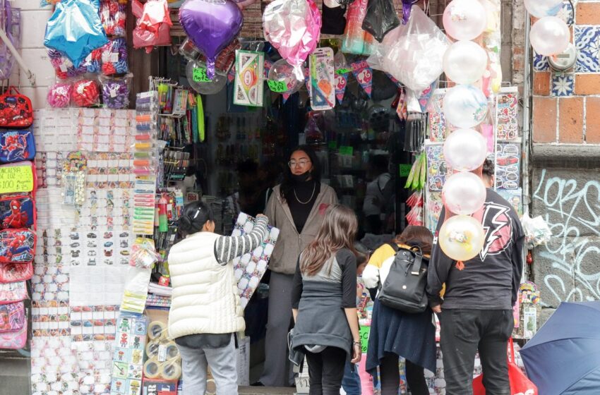 ¡Se les dijo! Poblanos dejan compras de útiles al final y abarrotan las papelerías un día antes de entrar a clases