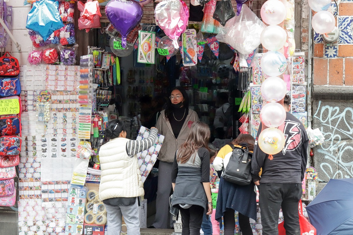 Abarrotan las papelerías en Puebla por compras de último momento