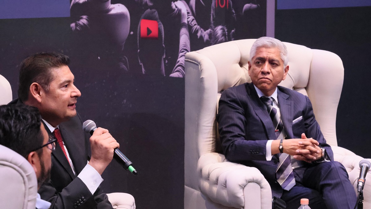 Alejandro Armenta destaca la comunicación como clave en la gobernanza durante presentación de libro