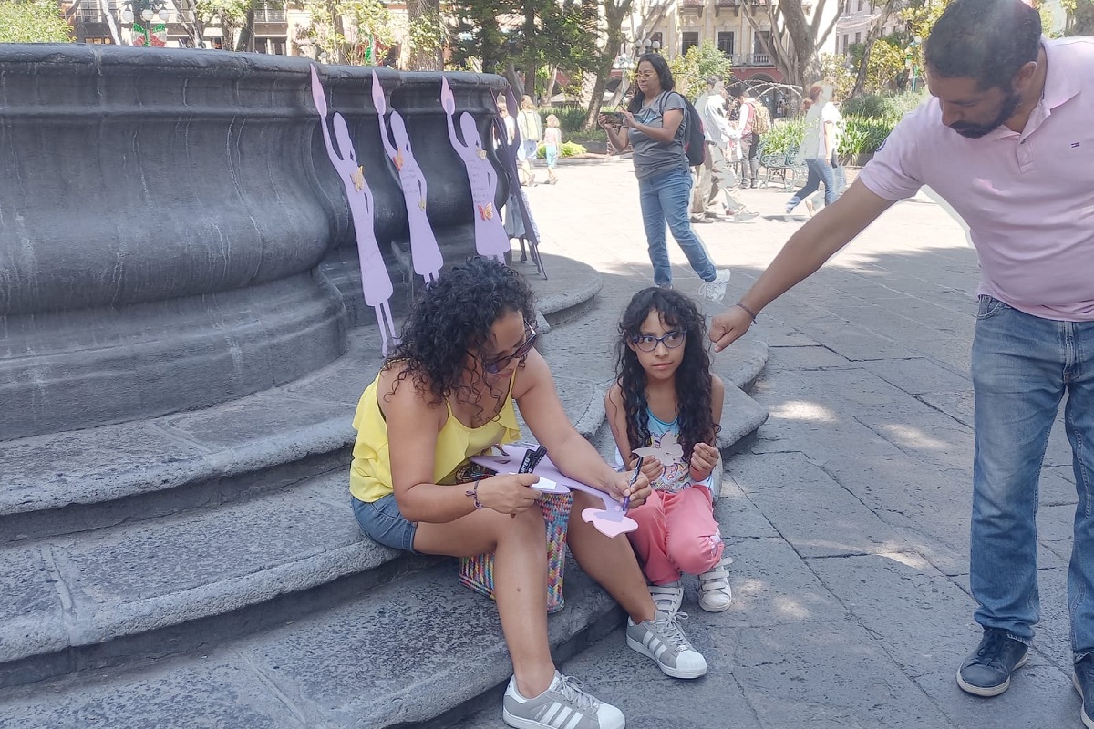 Conmemoran a Paulina Camargo con siluetas moradas tras nueve años desaparecida