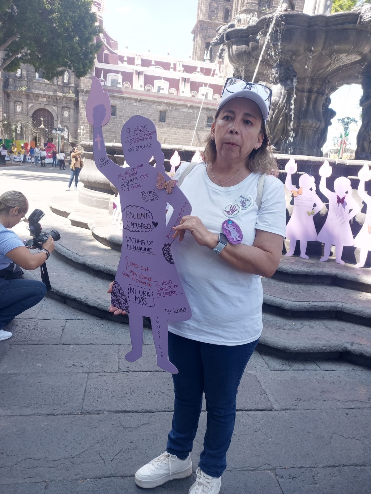 Conmemoran a Paulina Camargo con siluetas moradas tras nueve años desaparecida