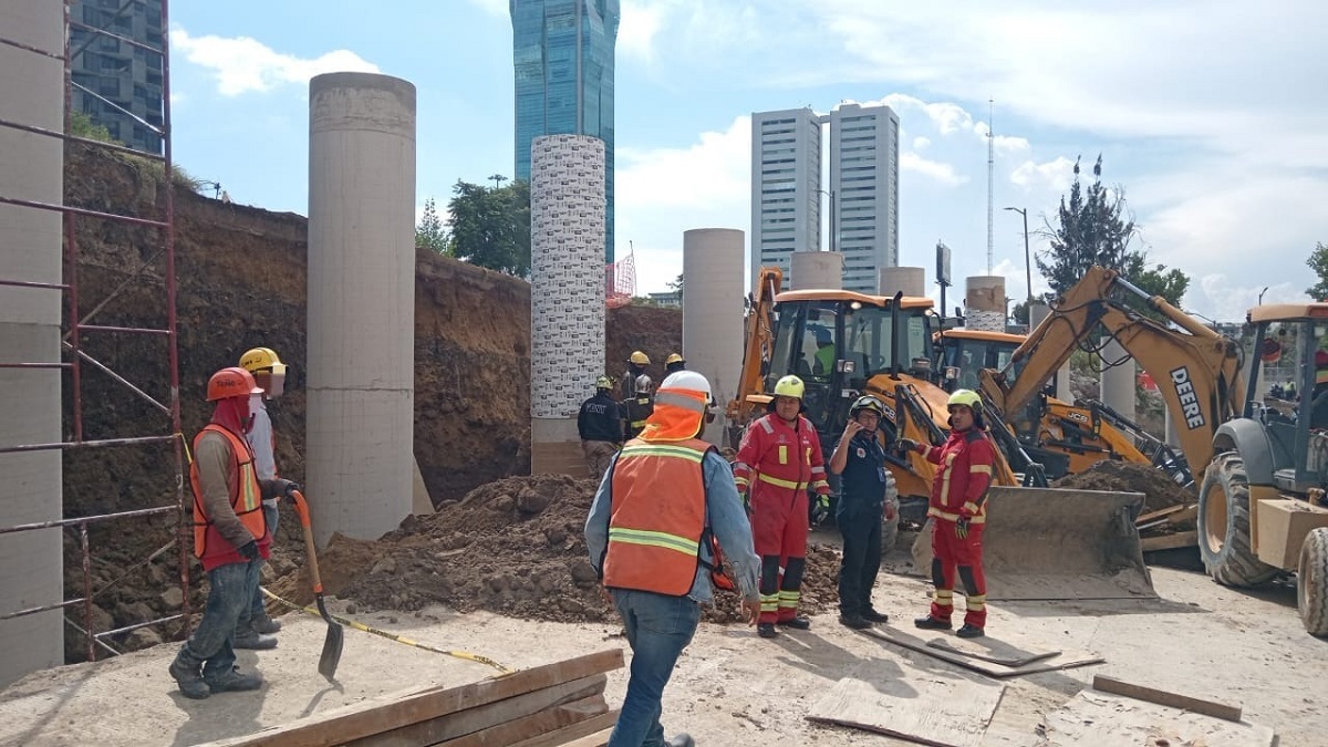 Mueren dos trabajadores tras desgajamiento de obra en la Atlixcáyotl