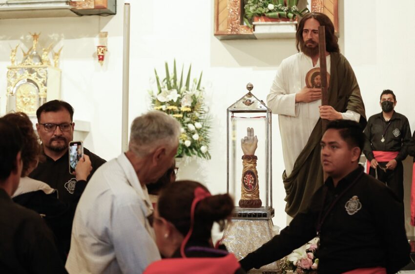  Poblanos hacen fila desde la madrugada para conocer la reliquia de San Judas; estas fueron sus peticiones (+FOTOS)