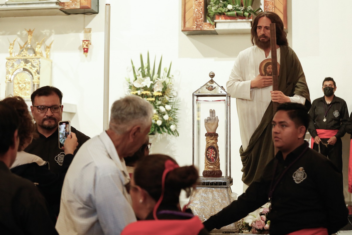 Poblanos hacen fila desde la madrugada para conocer la reliquia de San Judas