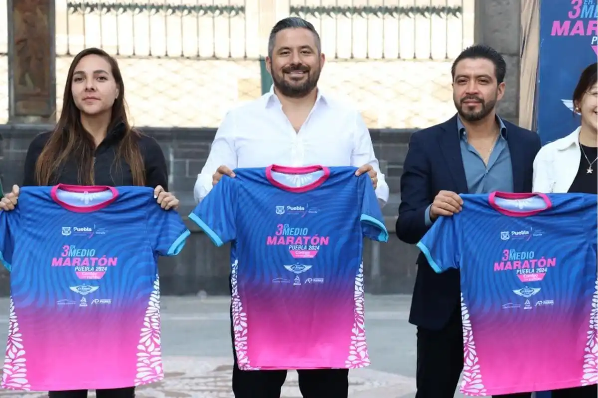 Presenta Ayuntamiento de Puebla playera oficial del tercer medio maratón