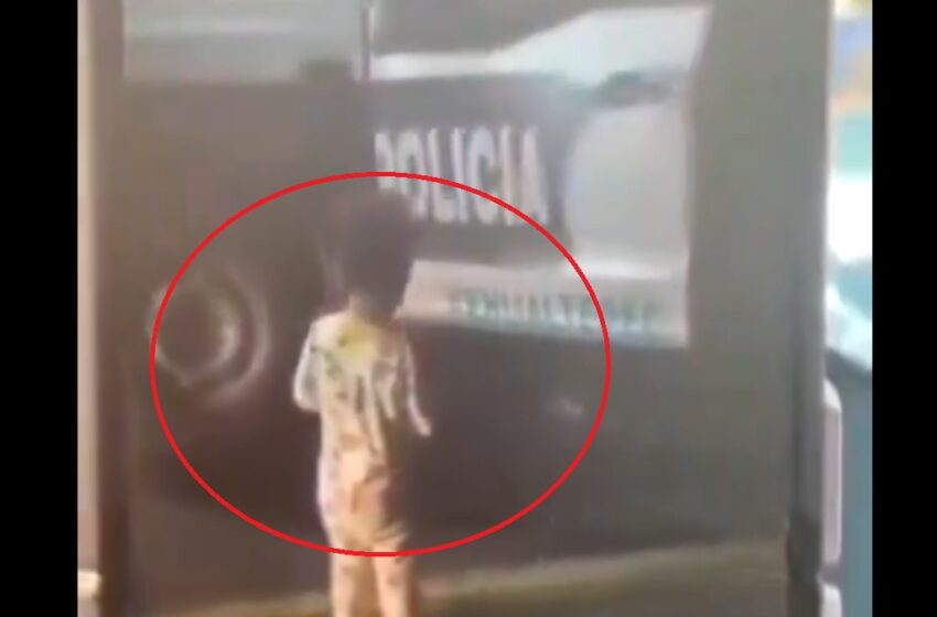  ¿Sí es de a deveras o no? La reacción viral de policías tras encontrar un niño de 3 años solo en la carretera a medianoche