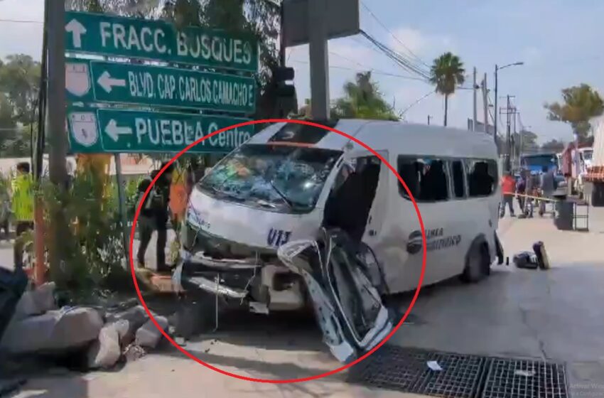  Grave Accidente en Periférico Ecológico y Valsequillo: Choque entre Transporte Público y Camioneta Deja 7 Heridos