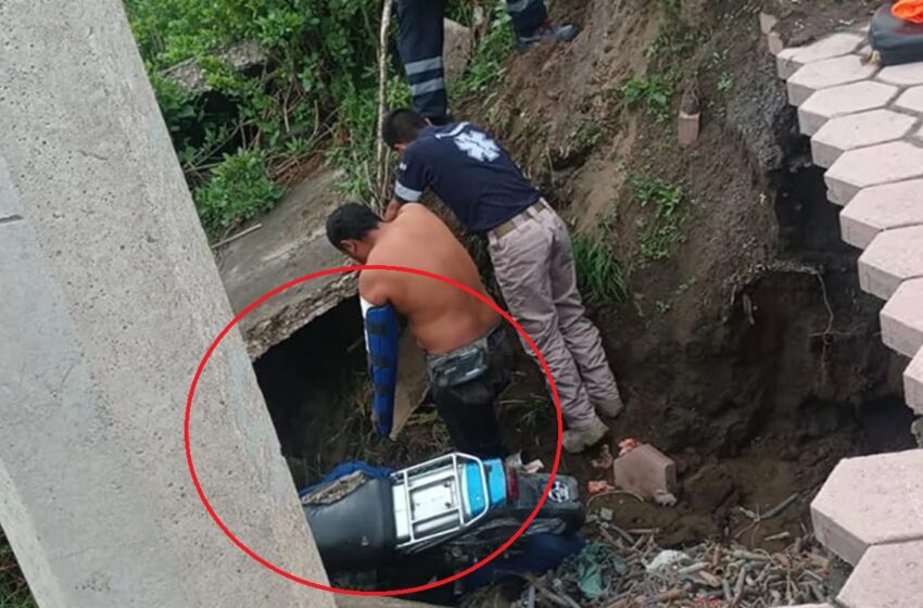  ¡Increíble! Motociclista Poblano sobrevive a caída en zanja en Texmelucan