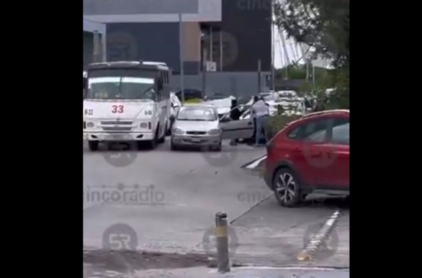  ¡Duro enfrentamiento en Angelópolis! Conductor de la ruta 33 y automovilista se agarran a golpes en plena calle