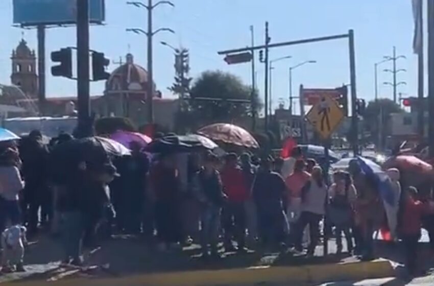  Se movilizan integrantes de la 28 de Octubre en la China Poblana: Exigen justicia para Abelino Soberano