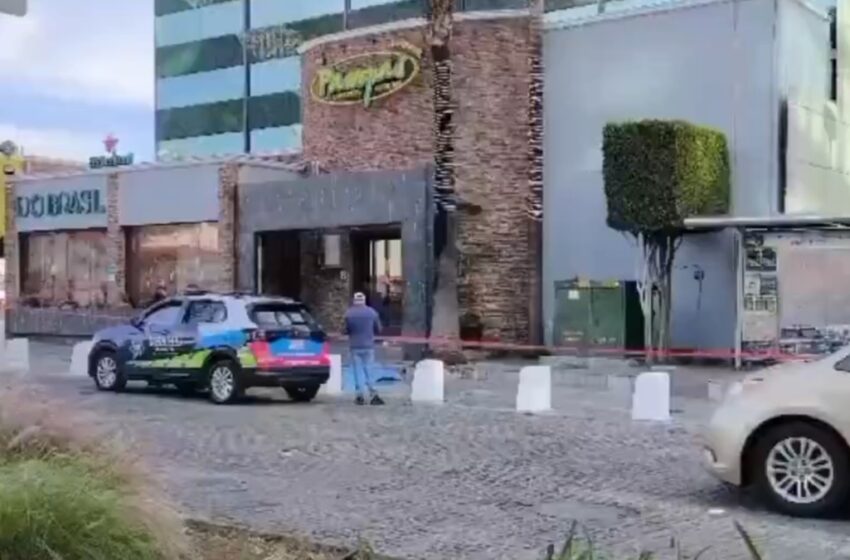  ¡Encuentran a hombre sin vida frente al Mr. Pampas en plena Avenida Juárez en Puebla!