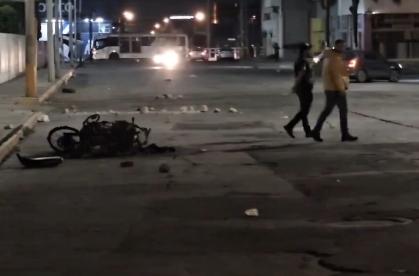  Tensión en el mercado Hidalgo: Enfrentamiento entre comerciantes y policías deja tres oficiales heridos y una moto patrulla incendiada