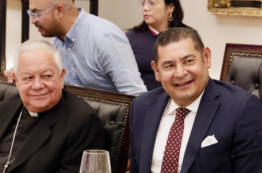  Armenta se reúne con el Arzobispo de Puebla