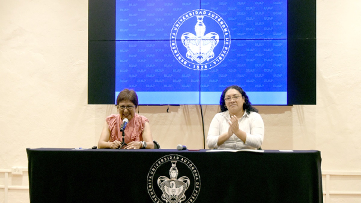 Dicta conferencia la Rectora Lilia Cedillo Ramírez a estudiantes de la Preparatoria Emiliano Zapata