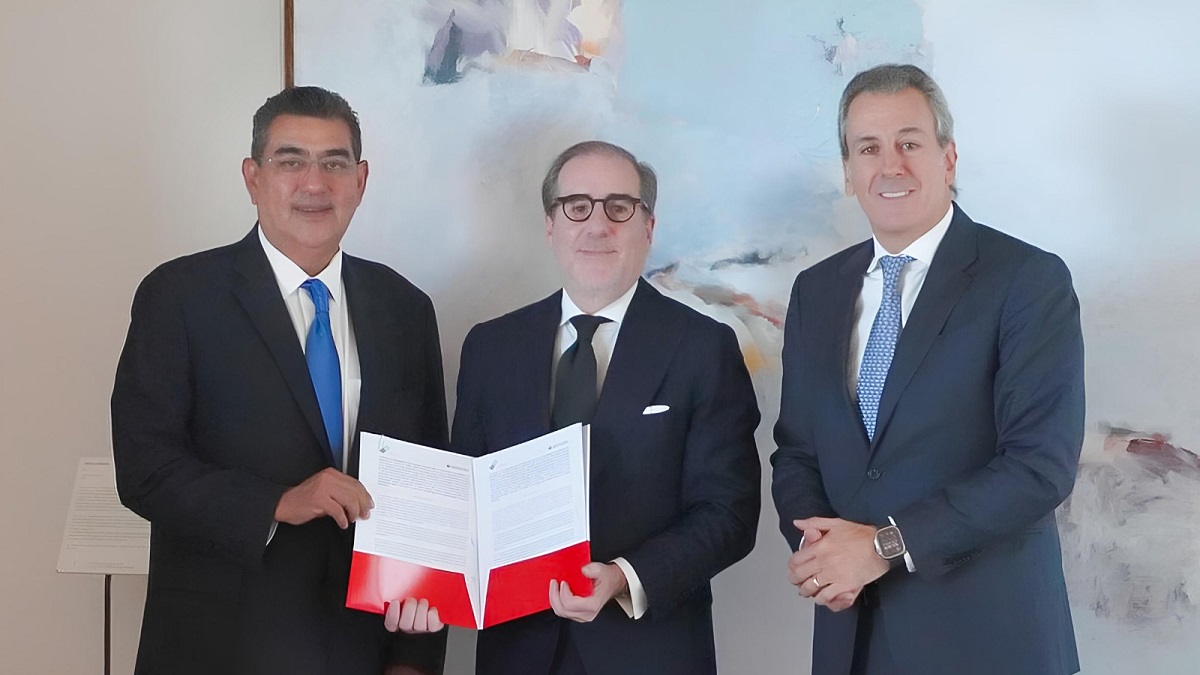 En España, gobierno estatal fortalece cooperación con empresas para consolidar economía poblana