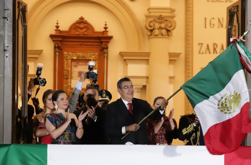  En familia, Puebla celebra 214 aniversario del grito de independencia