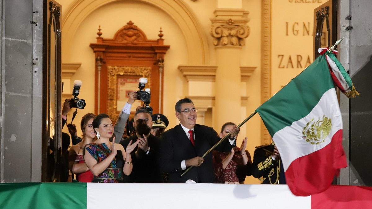 En familia, Puebla celebra 214 aniversario del grito de independencia