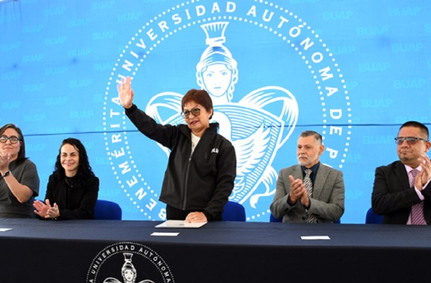  Entrega Rectora Lilia Cedillo el Diploma BI a 102 egresados del Bachillerato Internacional 5 de Mayo