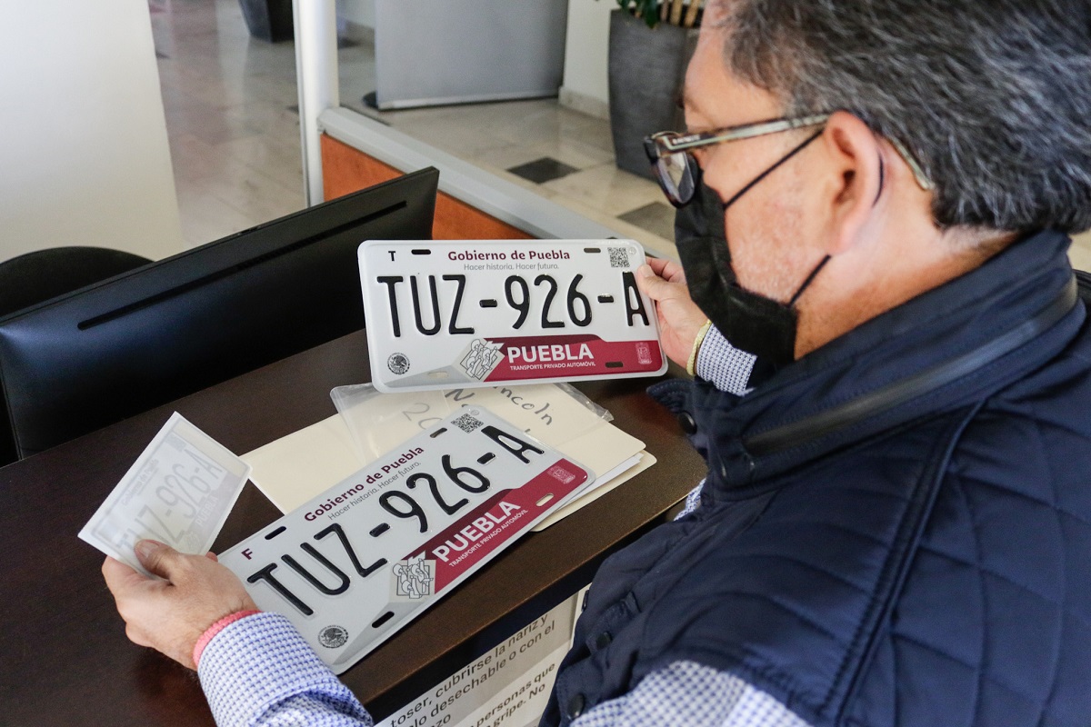 Gobierno de Puebla lanza licitación para adquirir 71 mil juegos de placas vehiculares y 100 mil tarjetas de circulación