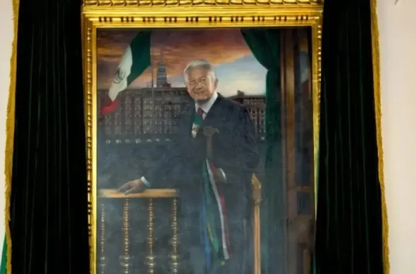  López Obrador devela su retrato en óleo que estará colocado en el Palacio Nacional