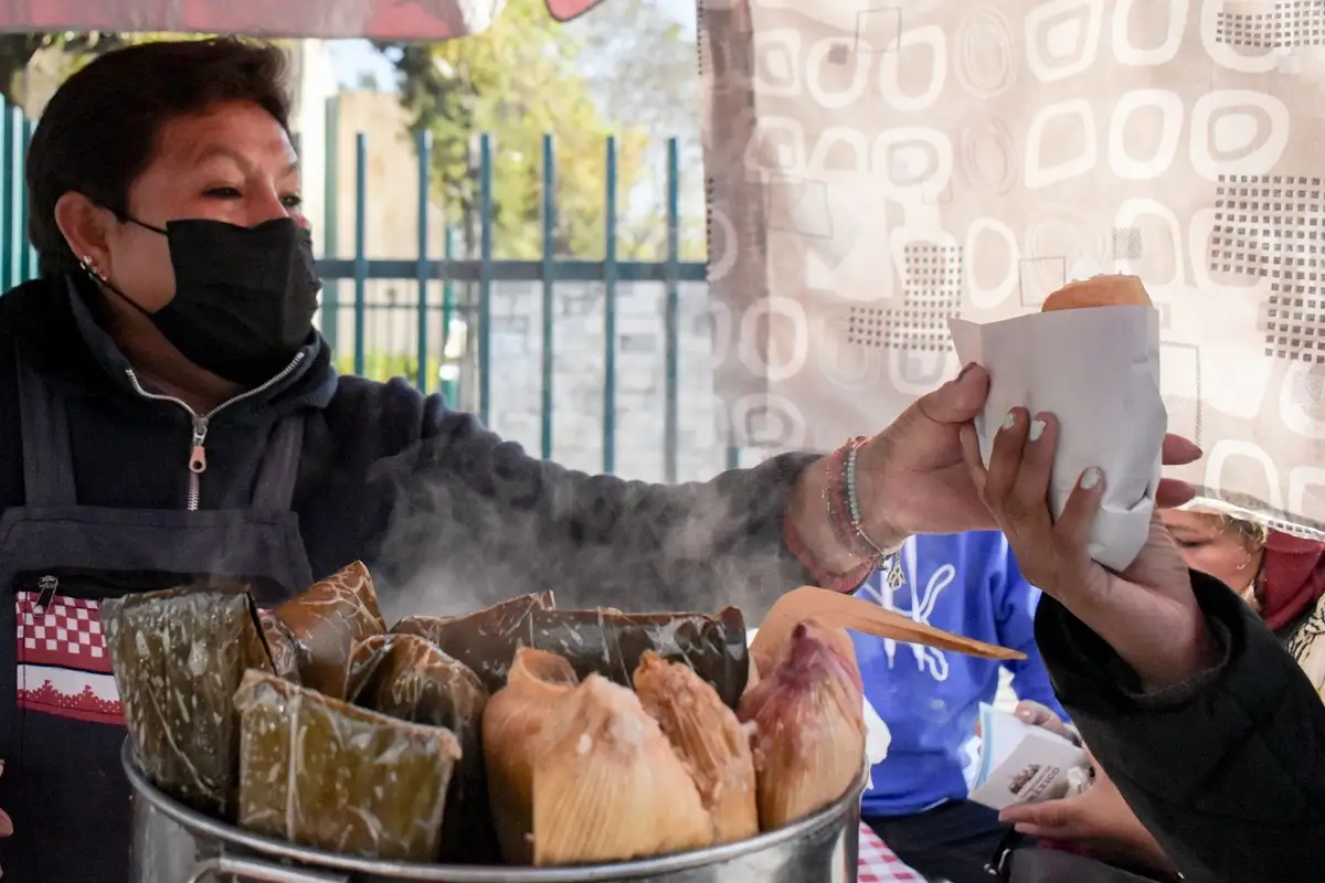 Tamales y atole, el desayuno favorito de los poblanos en los días fríos; aumentan ventas 80%