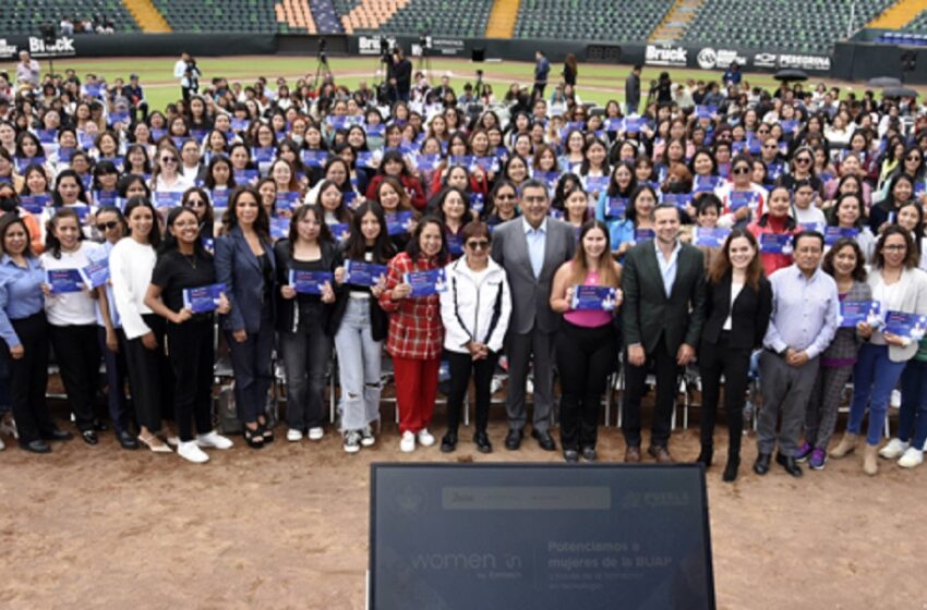  Universitarias BUAP reciben reconocimientos de la beca Women In by Emtech
