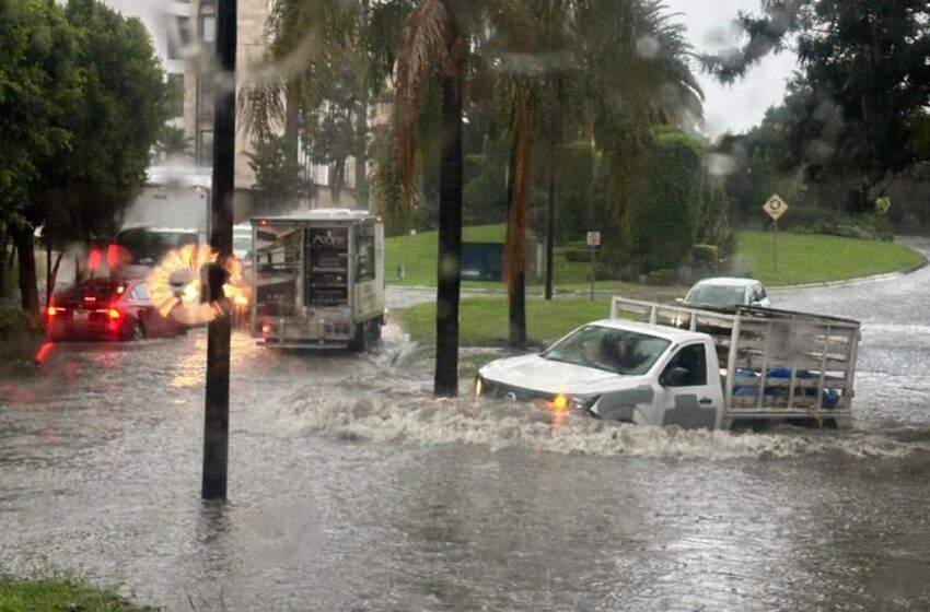  Lomas de Angelópolis bajo el agua tras intensas lluvias en Puebla.