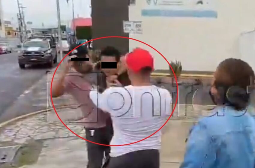  VIDEO Padres de familia golpearon al psicólogo de la secundaria Blandina Torres de Marín, en San Andrés Cholula, señalado por una alumna de abuso