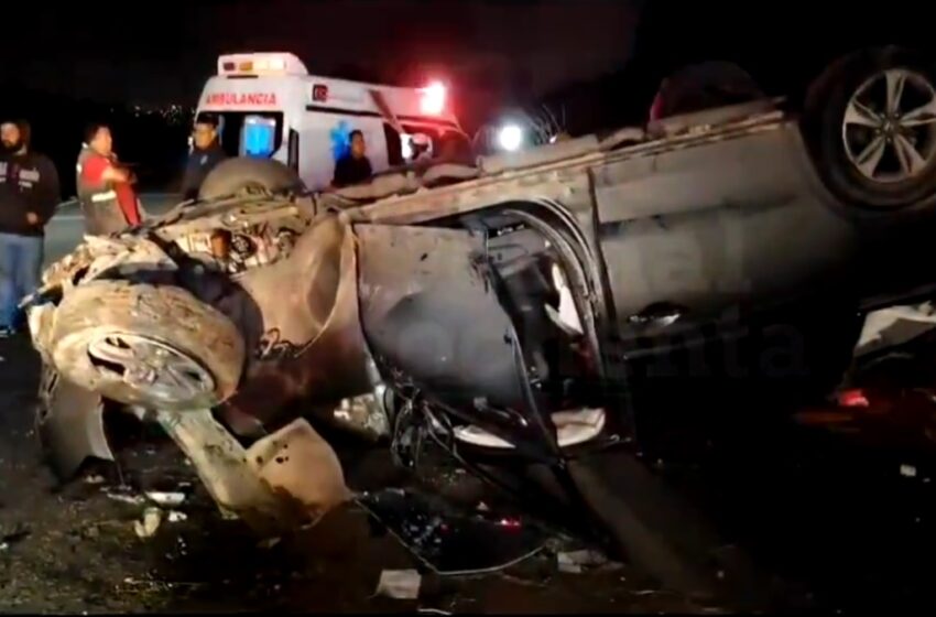  Madre e hijo ebrios sufren volcadura en la autopista Atlixcáyotl; resultan lesionados