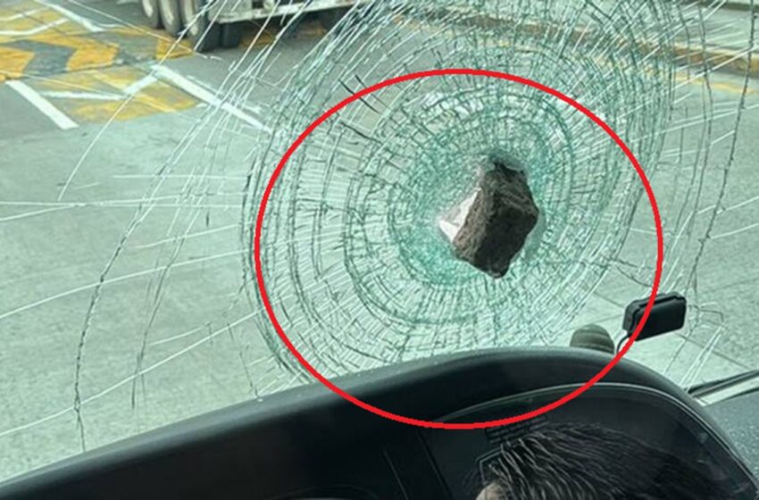  ¡Ataque en la autopista México-Puebla! Lanzan piedra contra autobús y casi provocan tragedia