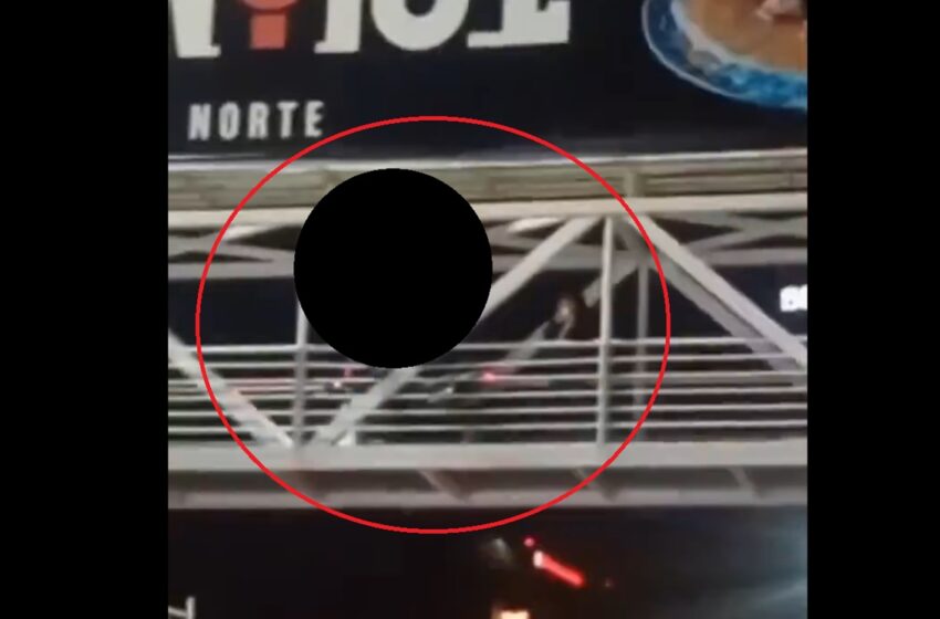  ¡Insólito en Fiestas Patrias! Hombre con bandera  baila al borde de un puente peatonal en la Vía Atlixcáyotl