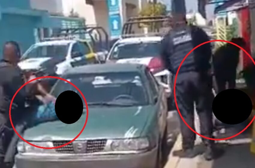  ¡Atrapados en el acto! Justicieros poblanos y policías someten a dos delincuentes en calles de Coronango