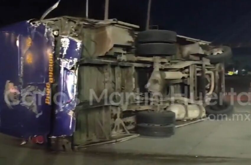  ¡Terrible accidente!   Seis heridos tras volcadura de transporte público en Bulevar Esteban de Antuñano,