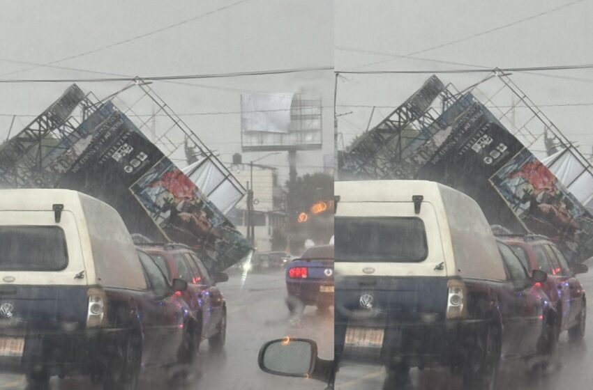  ¡Caos en Puebla! Fuerte lluvia derriba espectacular en la 31 Poniente y provoca inundaciones.