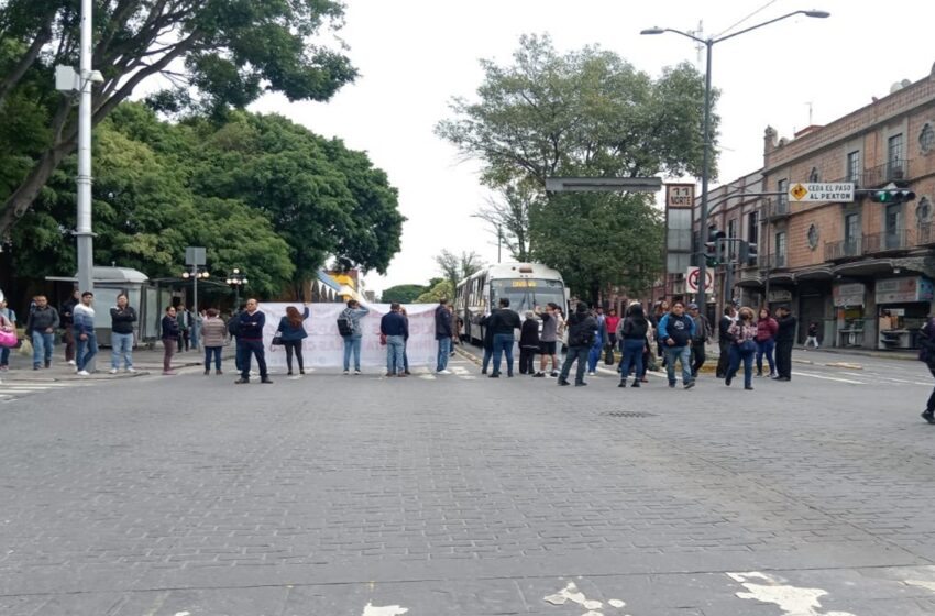  Lunes de CAOS; Comerciantes del Centro Histórico cierran la 11 Sur y Reforma. ¡Exigen la reapertura de las calles bloqueadas por operativos!