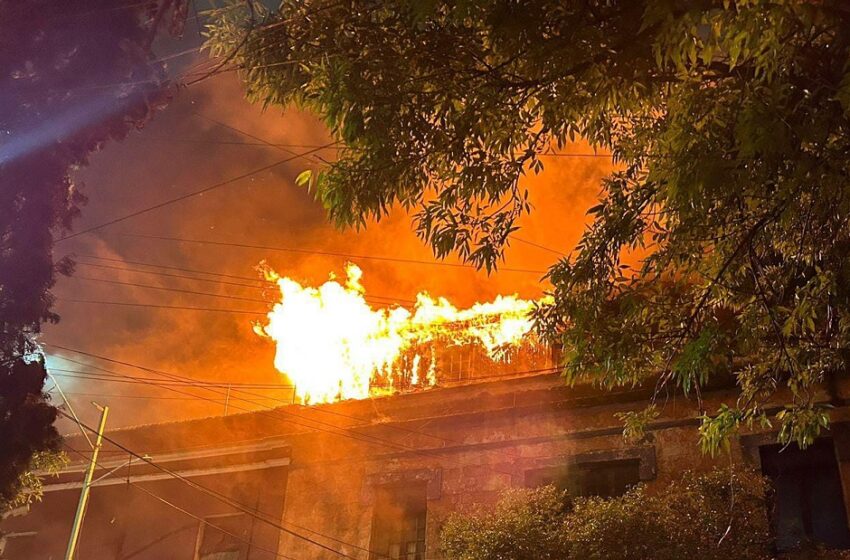  Bodega de globos se incendia en el centro de Puebla; solo hubo daños materiales